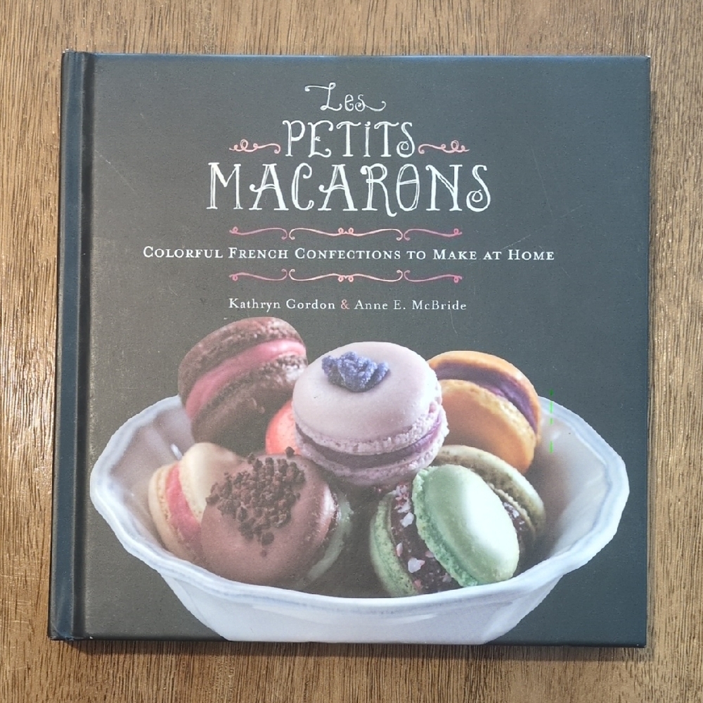 Les Petits Macarons Book